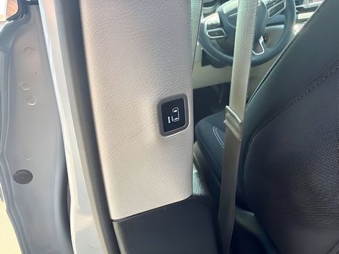 Used 2023 Chrysler Voyager LX FWD image 12
