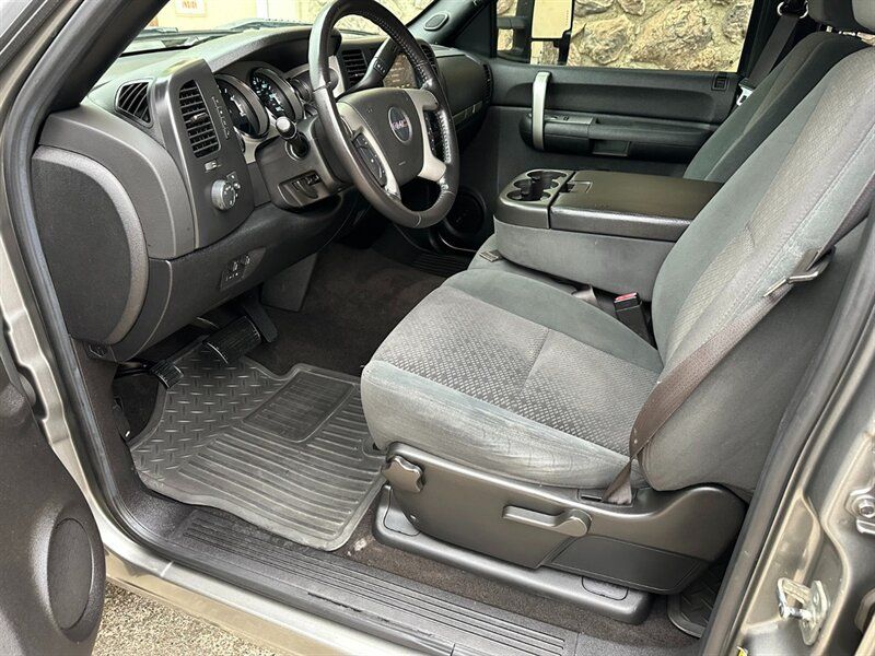 Used 2007 GMC Sierra 2500 SLE w/ Z71 Off-Road Package AWD/4WD image 12