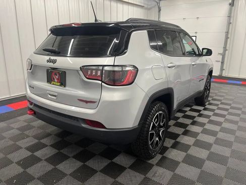 Used 2025 Jeep Compass Trailhawk AWD/4WD image 3