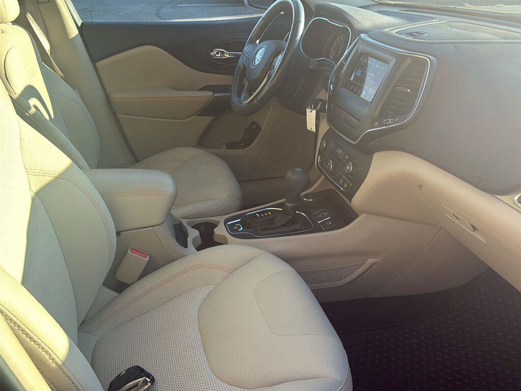 Used 2019 Jeep Cherokee Latitude w/ Cold Weather Group AWD/4WD image 8