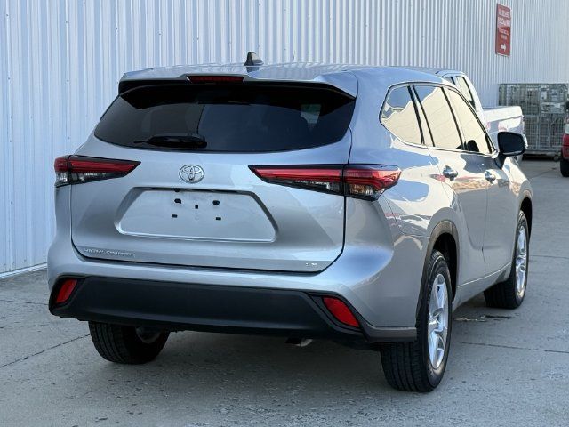 Used 2022 Toyota Highlander LE FWD image 4