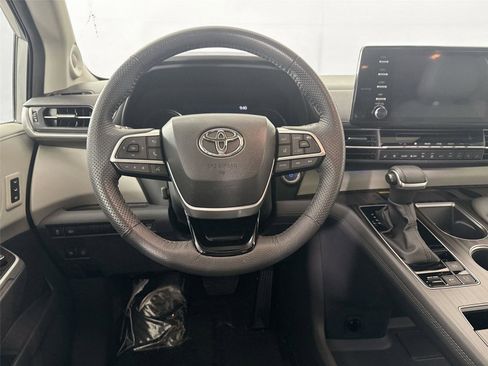 Used 2023 Toyota Sienna Limited FWD image 33