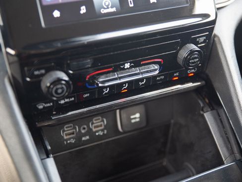 Used 2023 Jeep Grand Cherokee Laredo image 11