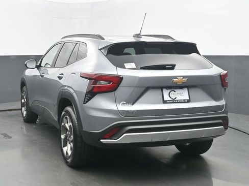 Used 2025 Chevrolet Trax LT w/ LT Convenience Package FWD image 3