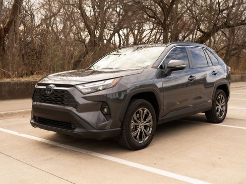 Used 2022 Toyota RAV4 XLE Premium image 5