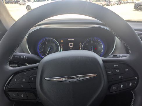 Used 2023 Chrysler Pacifica Limited w/ S Appearance Package image 31