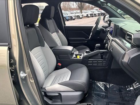 Used 2025 Toyota Tacoma TRD Off-Road image 9