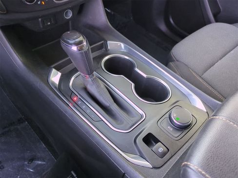 Used 2020 Chevrolet Traverse LT image 32