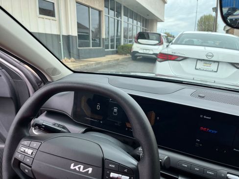 Used 2025 Kia K4 LXS image 33