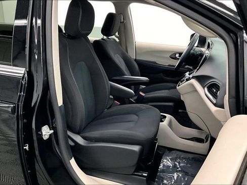 Used 2023 Chrysler Voyager LX FWD image 8