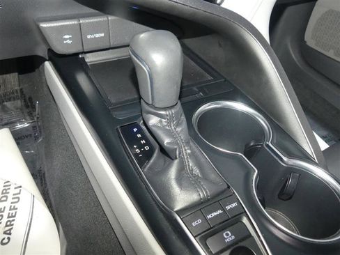 Used 2018 Toyota Camry XLE FWD image 38