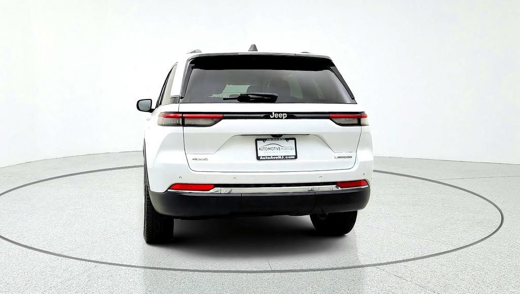 Used 2023 Jeep Grand Cherokee Laredo AWD/4WD image 6
