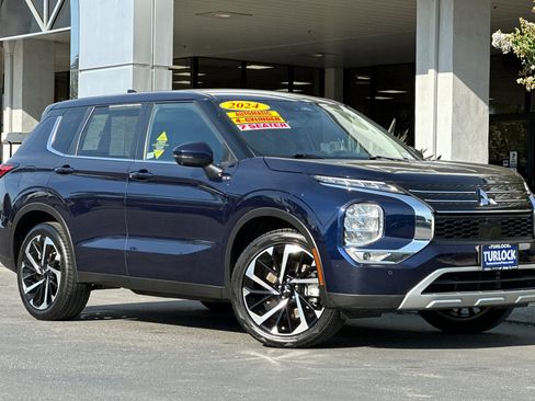 Used 2024 Mitsubishi Outlander SE image 2