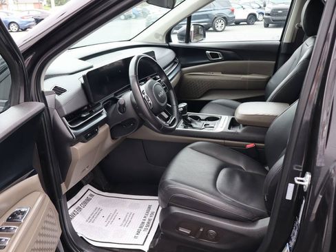 Used 2025 Kia Carnival FWD image 6