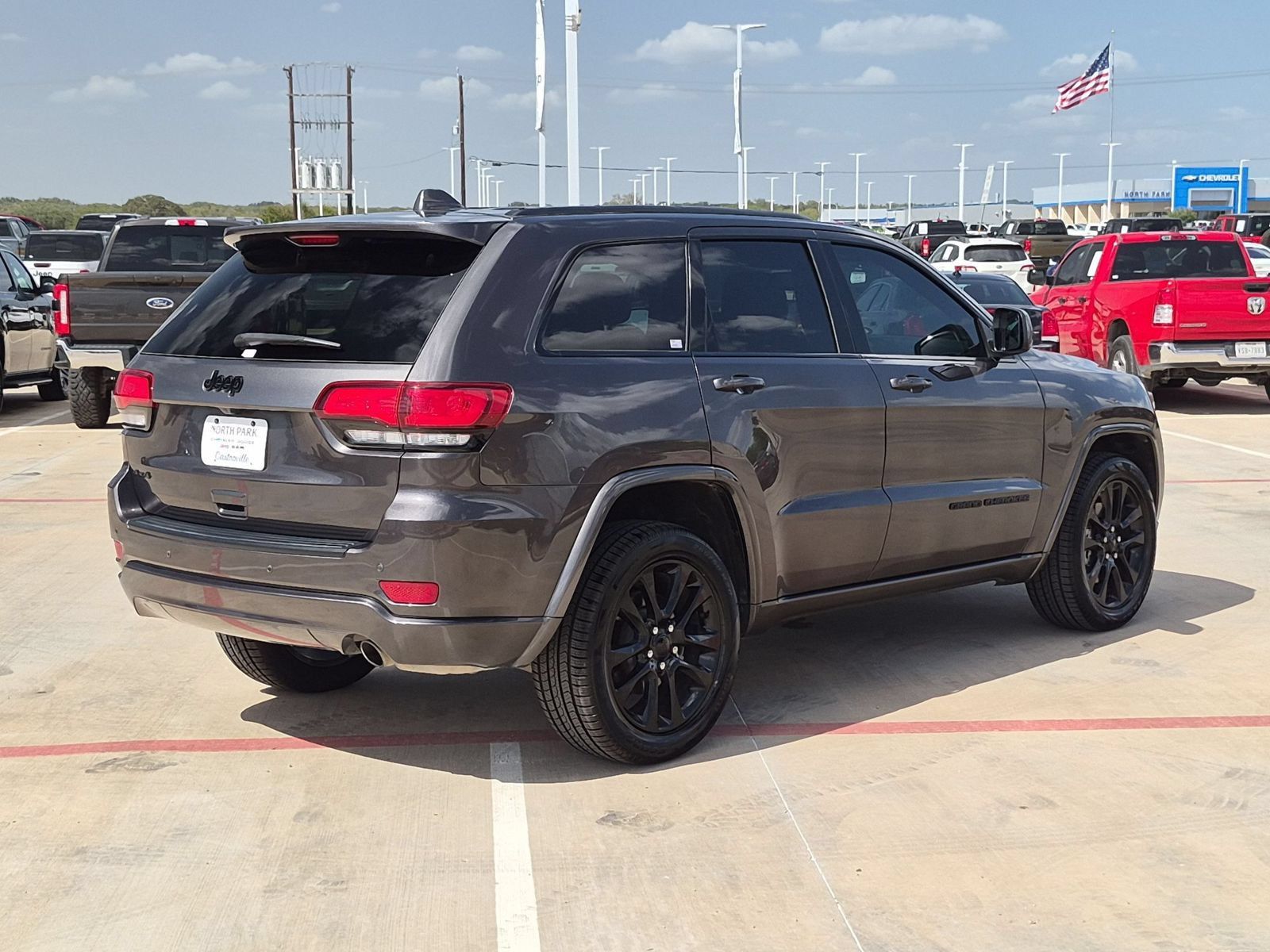 Used 2021 Jeep Grand Cherokee Laredo X AWD/4WD image 3