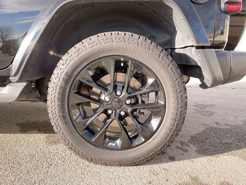 Used 2021 Jeep Wrangler Unlimited Sahara image 9