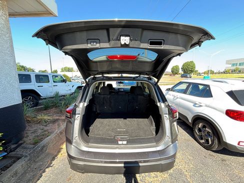 Used 2025 Nissan Rogue SV FWD image 33