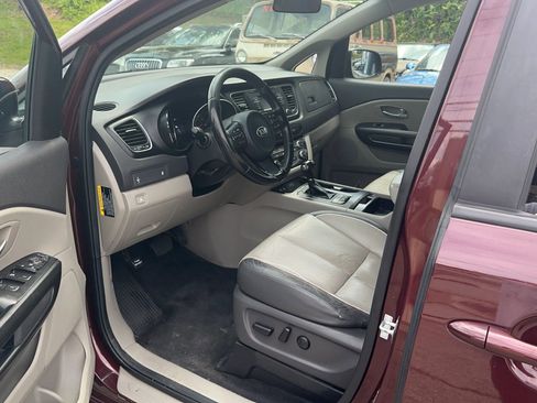 Used 2017 Kia Sedona LX w/ LX Essentials Premium Package FWD image 12