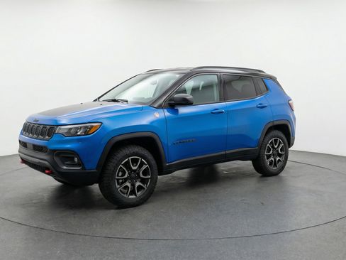 Used 2025 Jeep Compass Trailhawk AWD/4WD image 3