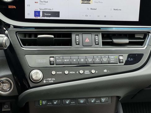 Used 2025 Lexus ES 300h w/ Technology Package FWD image 20