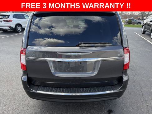 Used 2016 Chrysler Town & Country Touring image 29