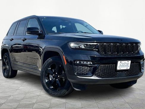 Used 2023 Jeep Grand Cherokee Limited w/ Black Appearance Package image 12