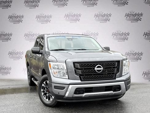 Used 2024 Nissan Titan SV w/ SV Convenience Package image 2
