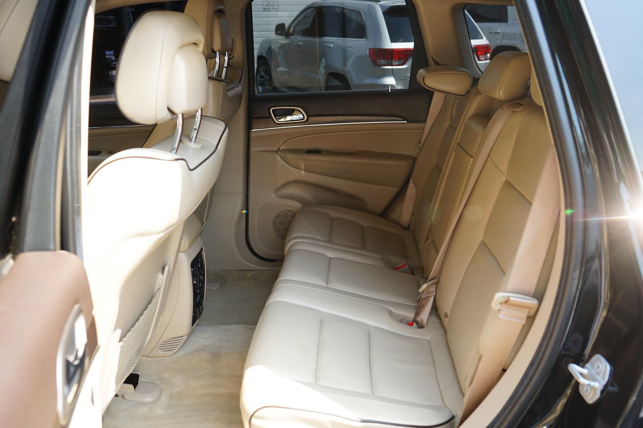 Used 2014 Jeep Grand Cherokee Overland AWD/4WD image 16