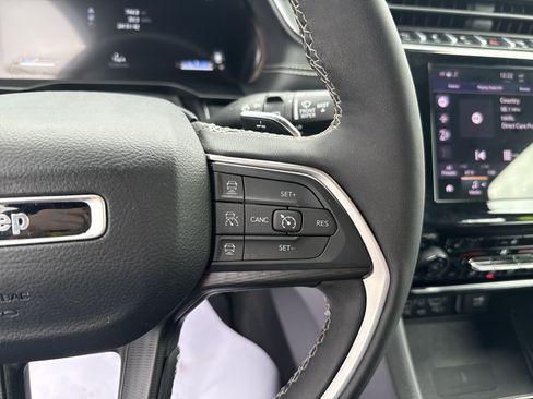 Used 2025 Jeep Grand Cherokee Altitude AWD/4WD image 26