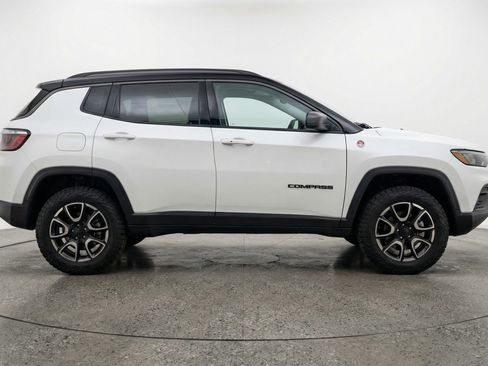 Used 2025 Jeep Compass Trailhawk image 11