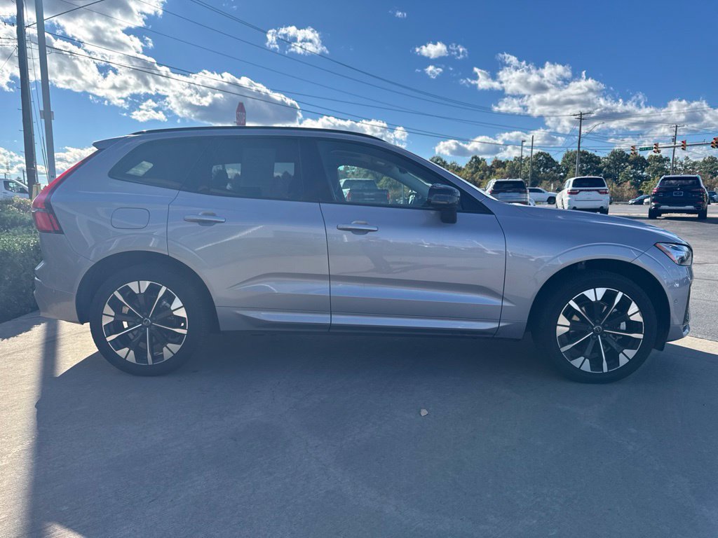 Used 2026 Volvo XC60 B5 Plus AWD/4WD image 4
