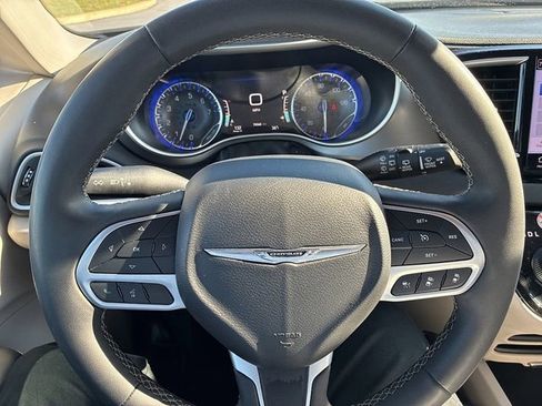 Used 2024 Chrysler Pacifica Touring-L image 26