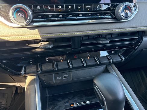 Used 2023 Chevrolet Colorado ZR2 w/ ZR2 Convenience Package III image 19