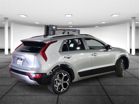 Used 2023 Kia Niro EX Touring image 4
