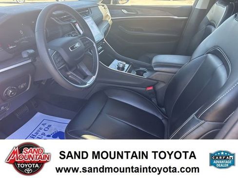 Used 2024 Jeep Grand Cherokee Limited w/ Black Appearance Package image 11