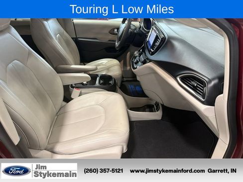 Used 2017 Chrysler Pacifica Touring-L w/ Tire & Wheel Group FWD image 39