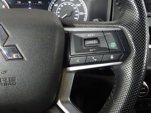 Used 2022 Mitsubishi Outlander SE image 27