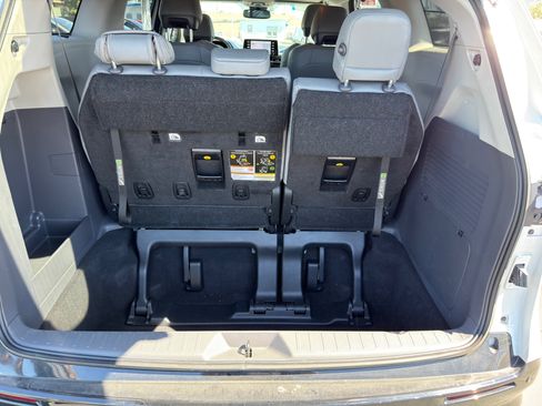 Used 2023 Toyota Sienna Limited image 17