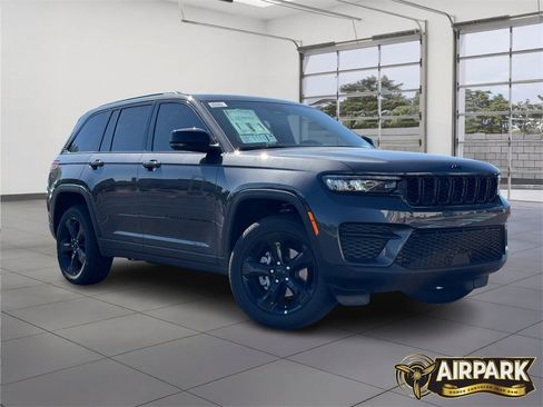 New 2025 Jeep Grand Cherokee Laredo image 2