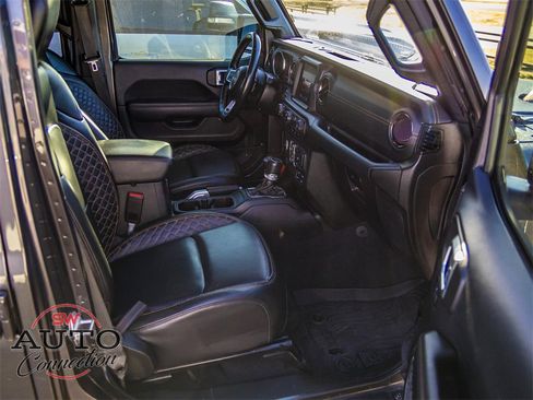 Used 2021 Jeep Gladiator Overland image 12