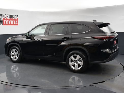 Used 2024 Toyota Highlander LE AWD/4WD image 2