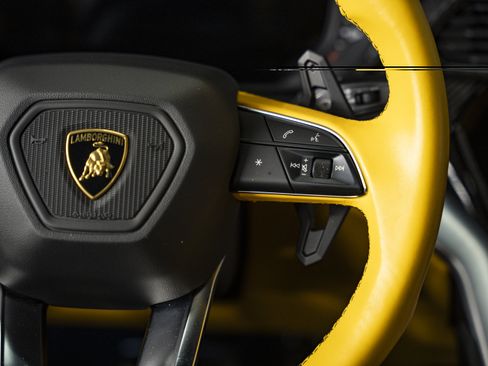 Used 2022 Lamborghini Urus AWD/4WD image 36