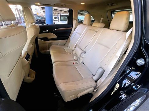 Used 2017 Toyota Highlander Limited image 19