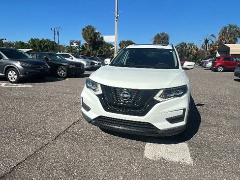 Used 2017 Nissan Rogue SV image 1