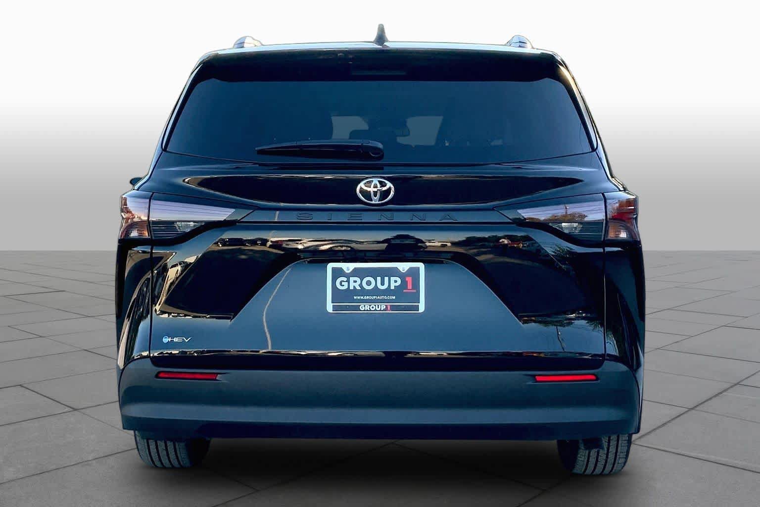 Used 2026 Toyota Sienna LE FWD image 4