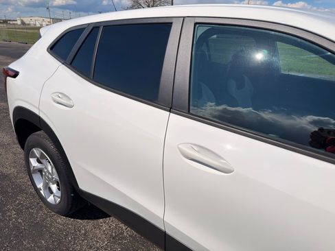 Used 2024 Chevrolet Trax LS w/ LS Convenience Package image 4