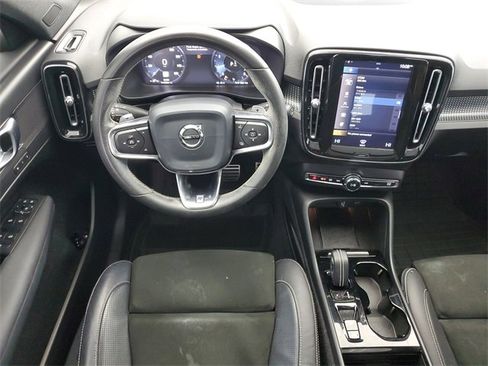 Used 2020 Volvo XC40 T4 R-Design w/ Advanced Package image 18