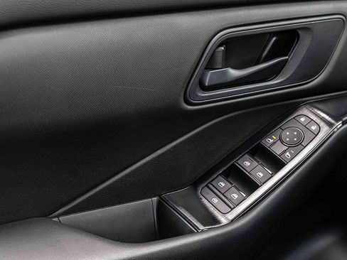 Used 2024 Nissan Rogue S image 15