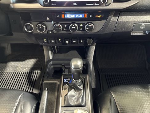 Used 2020 Toyota Tacoma TRD Sport w/ TRD Premium Sport Package AWD/4WD image 21