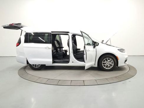 Used 2025 Chrysler Pacifica Select FWD image 16